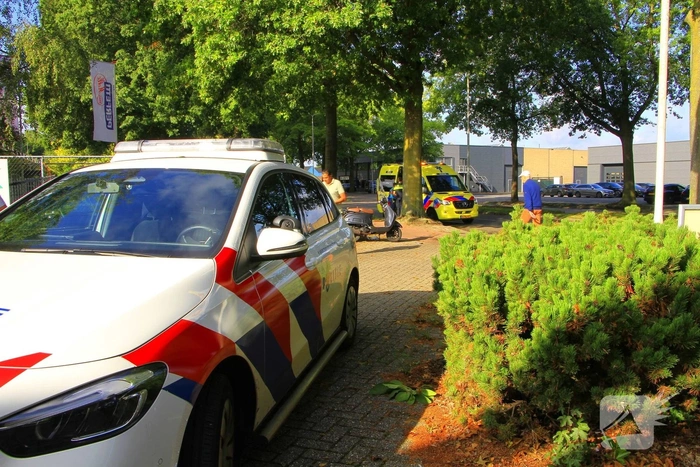 Scooter rijder gewond na aanrijding met bestelbusje