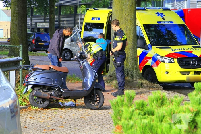 Scooter rijder gewond na aanrijding met bestelbusje