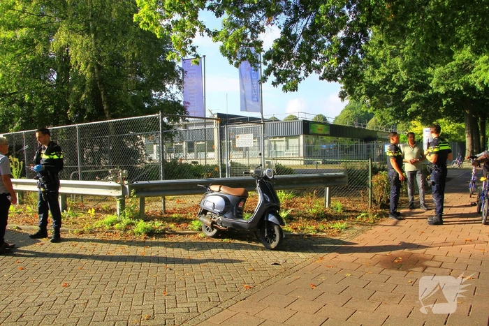Scooter rijder gewond na aanrijding met bestelbusje