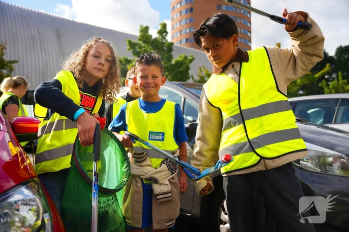Kinderen trekken wijk in om zwerfafval op te ruimen