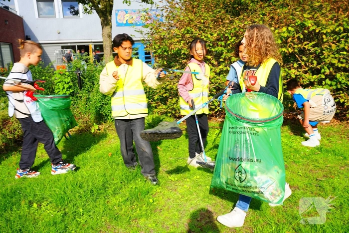 Kinderen trekken wijk in om zwerfafval op te ruimen