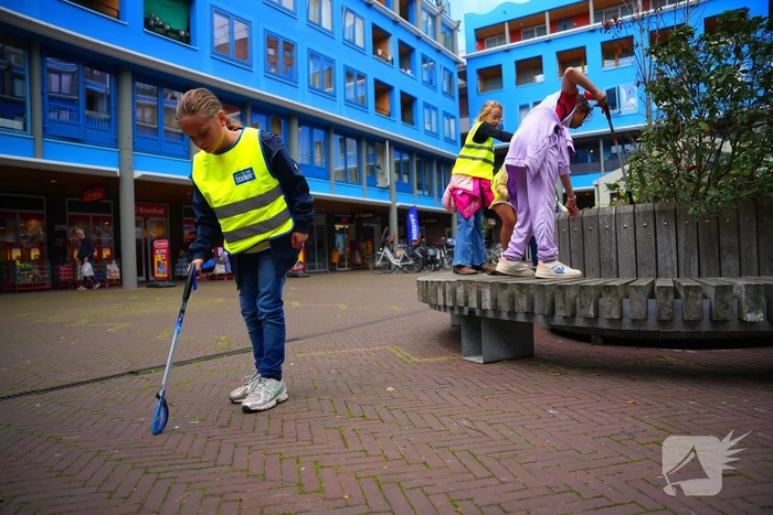 Kinderen trekken wijk in om zwerfafval op te ruimen