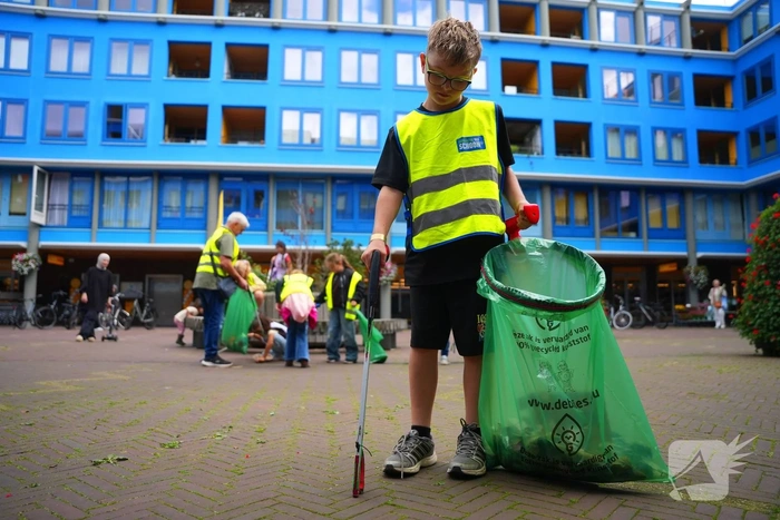 Kinderen trekken wijk in om zwerfafval op te ruimen