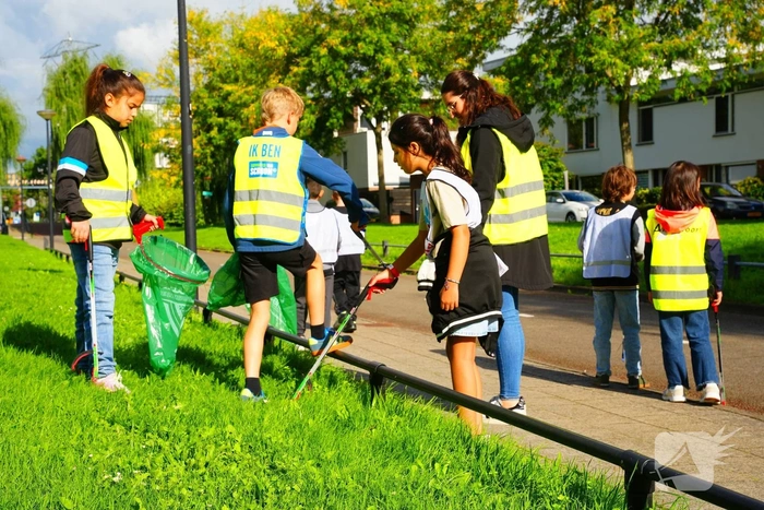 Kinderen trekken wijk in om zwerfafval op te ruimen
