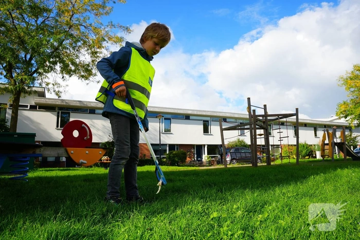 Kinderen trekken wijk in om zwerfafval op te ruimen
