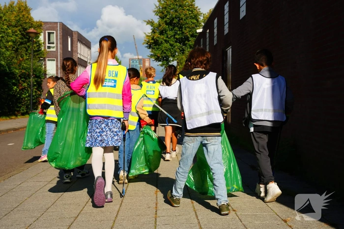 Kinderen trekken wijk in om zwerfafval op te ruimen