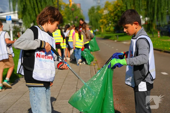Kinderen trekken wijk in om zwerfafval op te ruimen