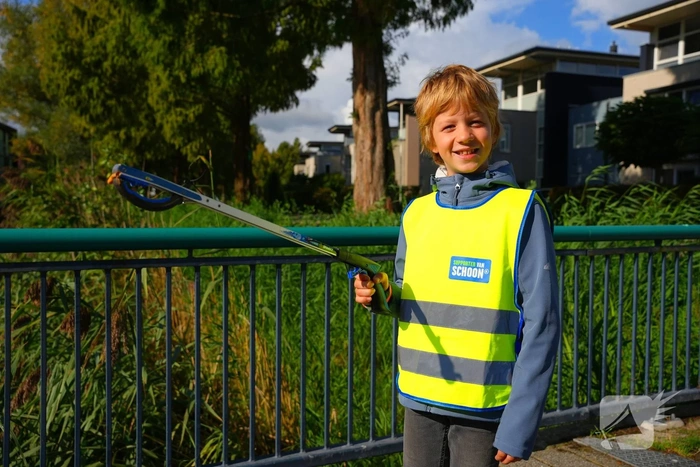 Kinderen trekken wijk in om zwerfafval op te ruimen