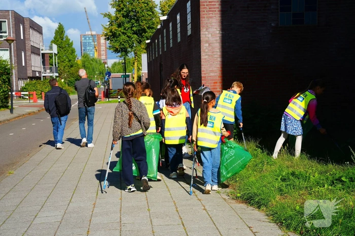 Kinderen trekken wijk in om zwerfafval op te ruimen
