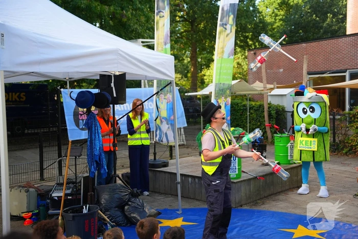 Kinderen trekken wijk in om zwerfafval op te ruimen