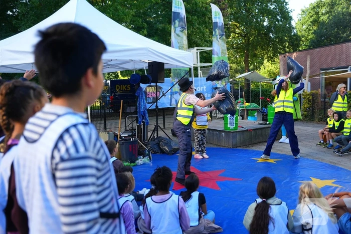 Kinderen trekken wijk in om zwerfafval op te ruimen