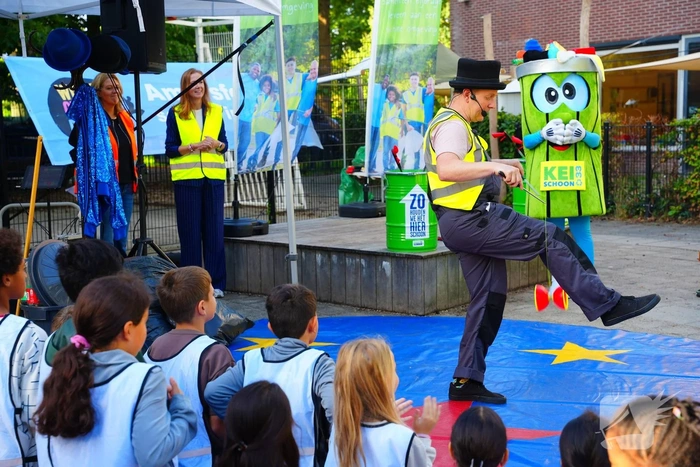 Kinderen trekken wijk in om zwerfafval op te ruimen