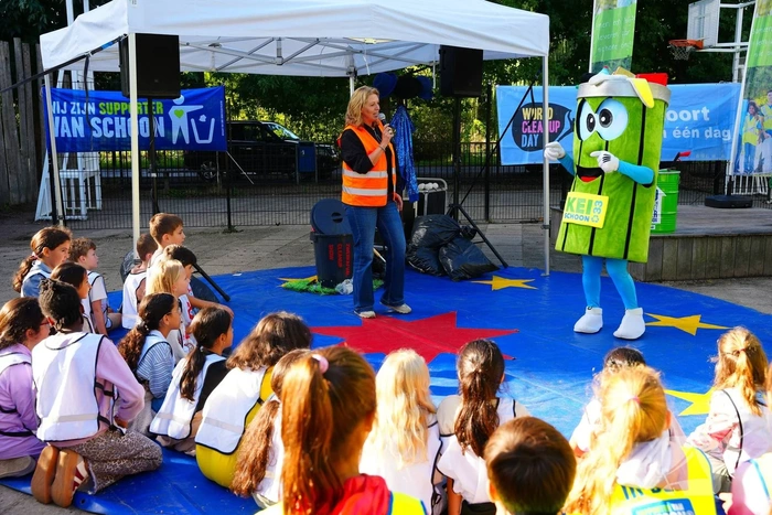 Kinderen trekken wijk in om zwerfafval op te ruimen