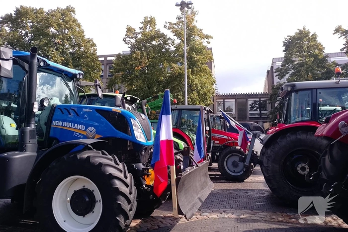 Boeren met trekkers en koe naar provinciehuis voor protest
