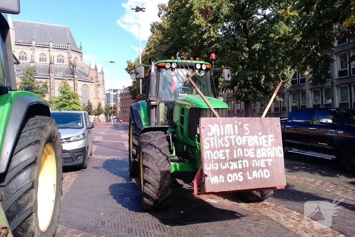 Boeren met trekkers en koe naar provinciehuis voor protest