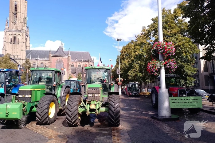 Boeren met trekkers en koe naar provinciehuis voor protest