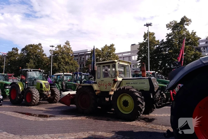 Boeren met trekkers en koe naar provinciehuis voor protest