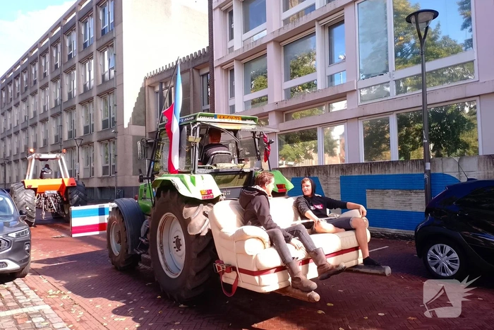 Boeren met trekkers en koe naar provinciehuis voor protest