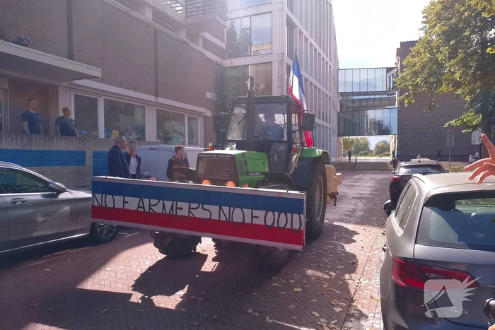Boeren met trekkers en koe naar provinciehuis voor protest