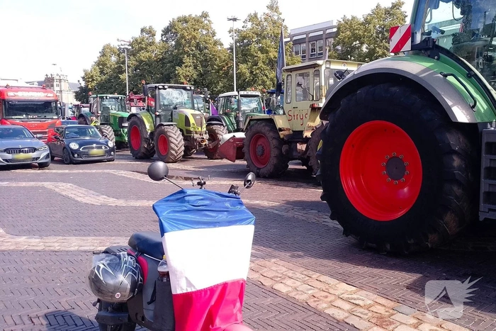 Boeren met trekkers en koe naar provinciehuis voor protest