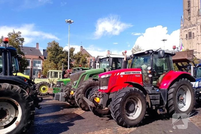 Boeren met trekkers en koe naar provinciehuis voor protest