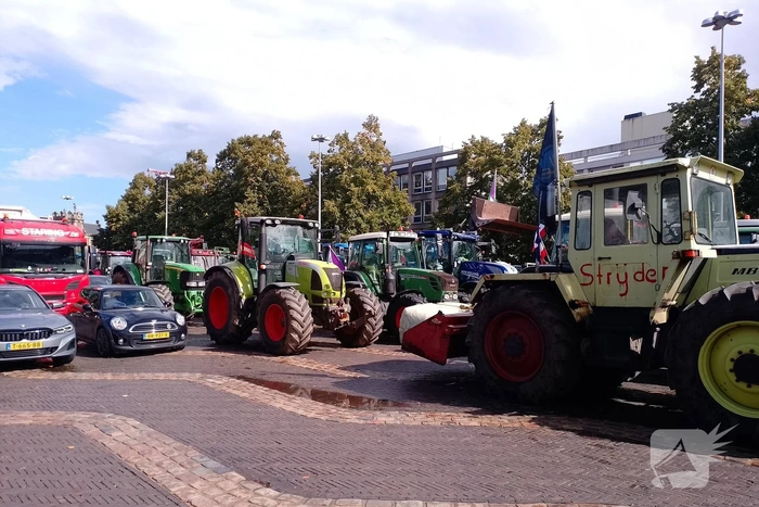 Boeren met trekkers en koe naar provinciehuis voor protest
