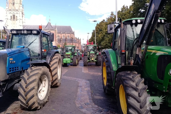 Boeren met trekkers en koe naar provinciehuis voor protest
