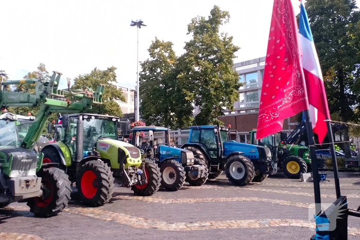 Boeren met trekkers en koe naar provinciehuis voor protest