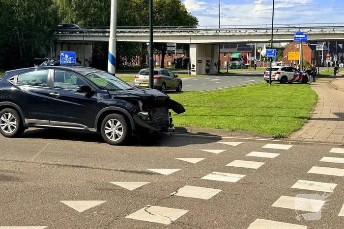 Aanrijding tussen twee voertuigen zonder gewonden