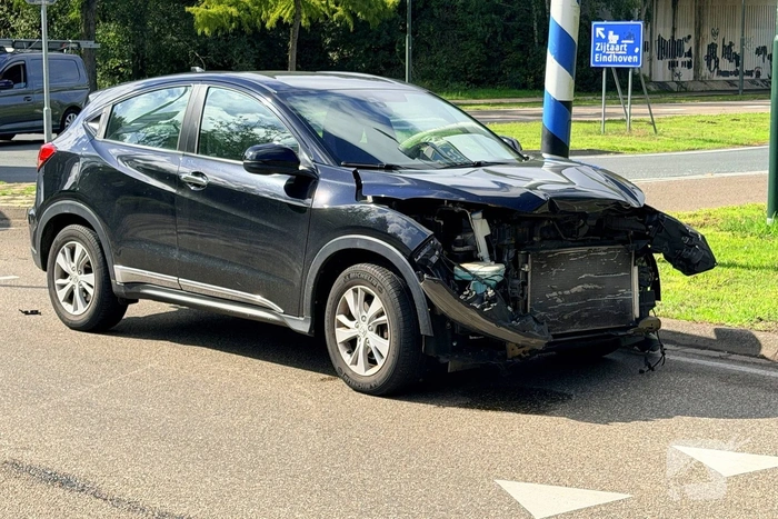 Aanrijding tussen twee voertuigen zonder gewonden