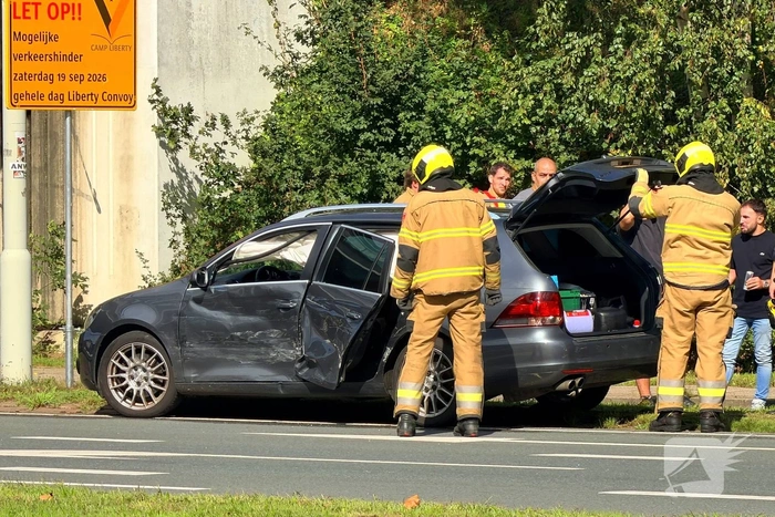Aanrijding tussen twee voertuigen zonder gewonden