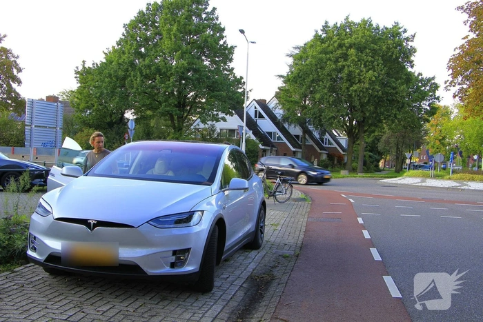 Fietser gewond na aanrijding met Tesla