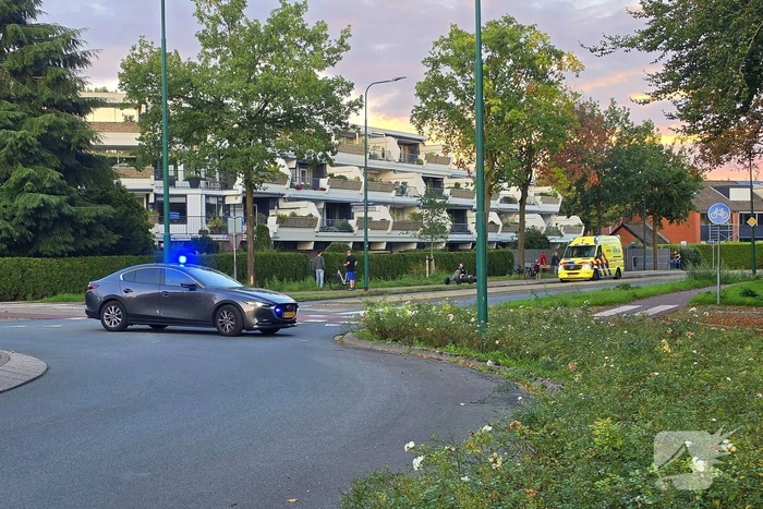 Vrouw valt met fiets en raakt gewond