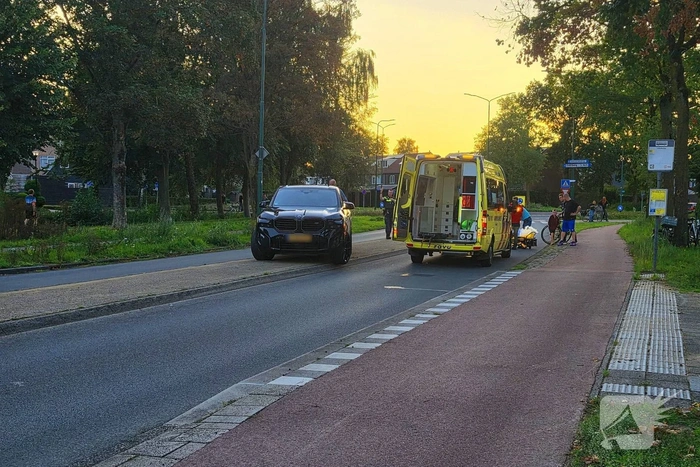 Vrouw valt met fiets en raakt gewond