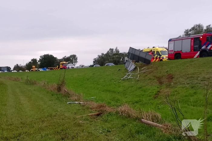 Automobilist raakt van de weg en rampt bord