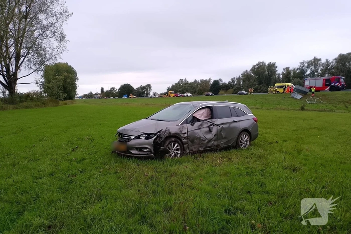 Automobilist raakt van de weg en rampt bord