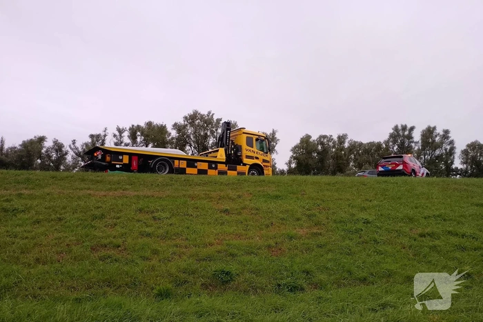 Automobilist raakt van de weg en rampt bord