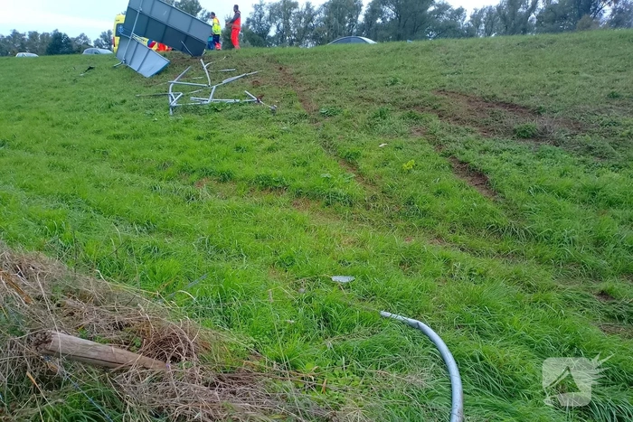 Automobilist raakt van de weg en rampt bord