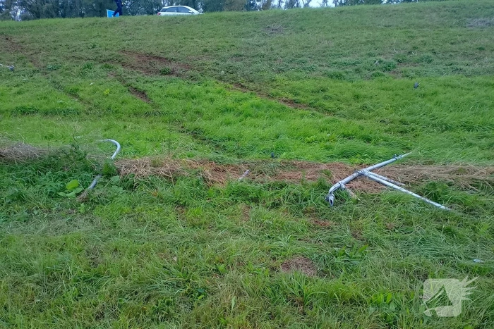 Automobilist raakt van de weg en rampt bord