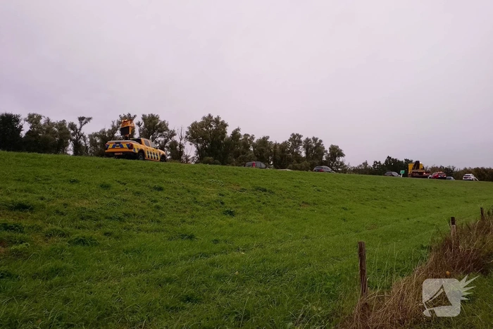 Automobilist raakt van de weg en rampt bord