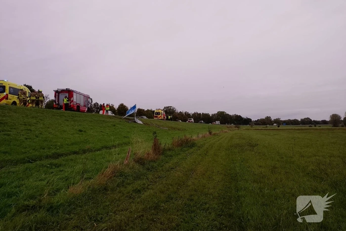 Automobilist raakt van de weg en rampt bord