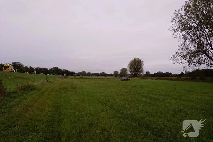 Automobilist raakt van de weg en rampt bord