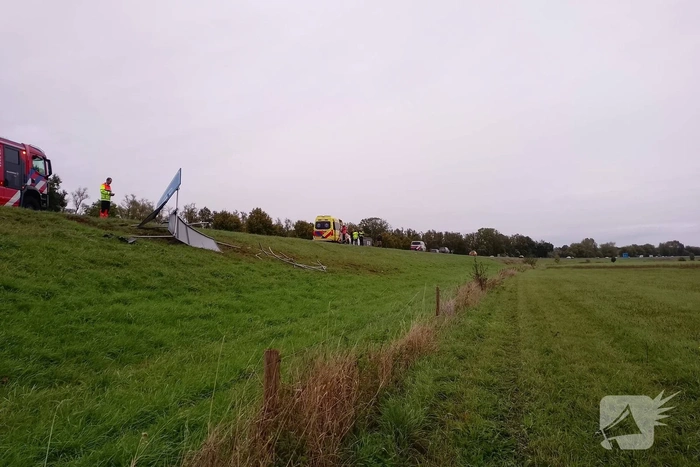 Automobilist raakt van de weg en rampt bord