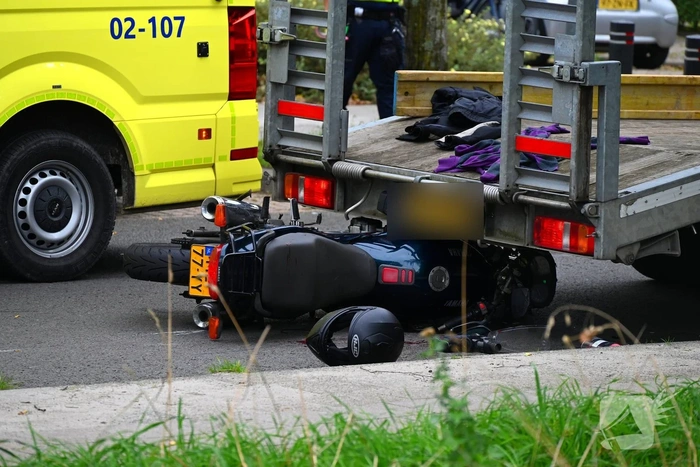 Motorrijder betrokken bij ongeval met aanhanger