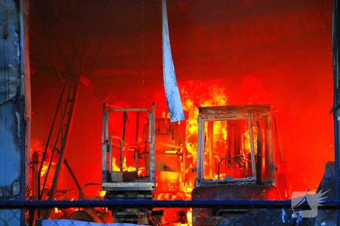Grote brand in loods met voertuigen