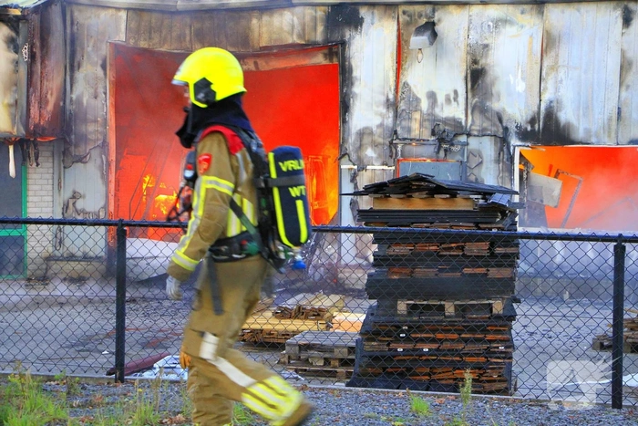 Grote brand in loods met voertuigen