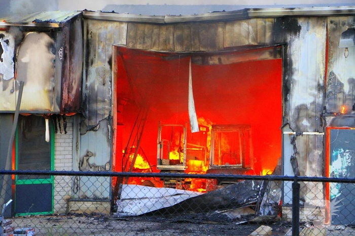 Grote brand in loods met voertuigen