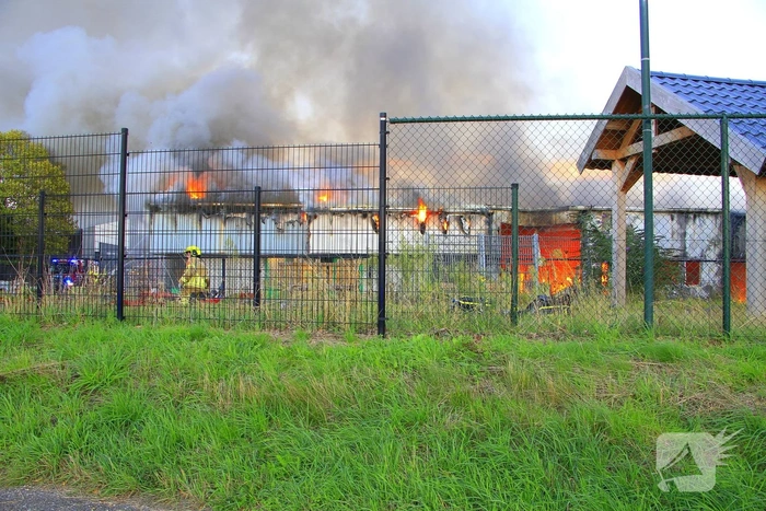 Grote brand in loods met voertuigen