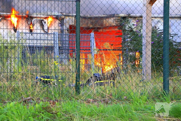 Grote brand in loods met voertuigen