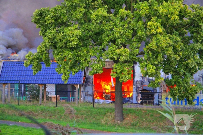 Grote brand in loods met voertuigen
